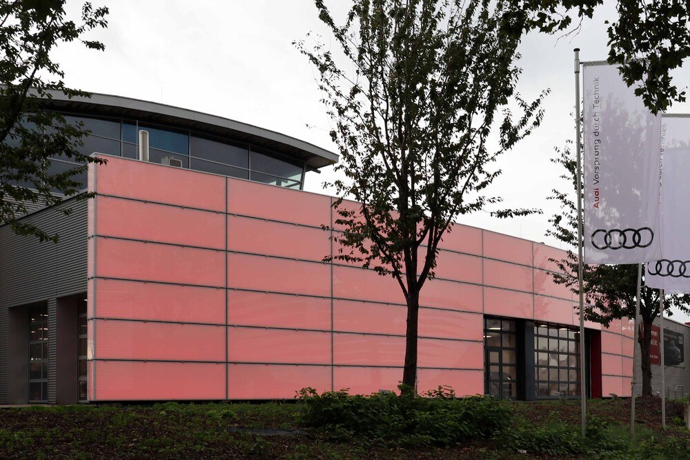 © Kuzman Invision GmbH
Die Gottfried Schultz Automobilhandels SE wünschte eine repräsentative Gebäudehülle. Für die neue Fassade wurde eine beeindruckende Lichtlösung entwickelt.
Die Gottfried Schultz Automobilhandels SE wünschte eine repräsentative Gebäudehülle. Für die neue Fassade wurde eine beeindruckende Lichtlösung entwickelt.