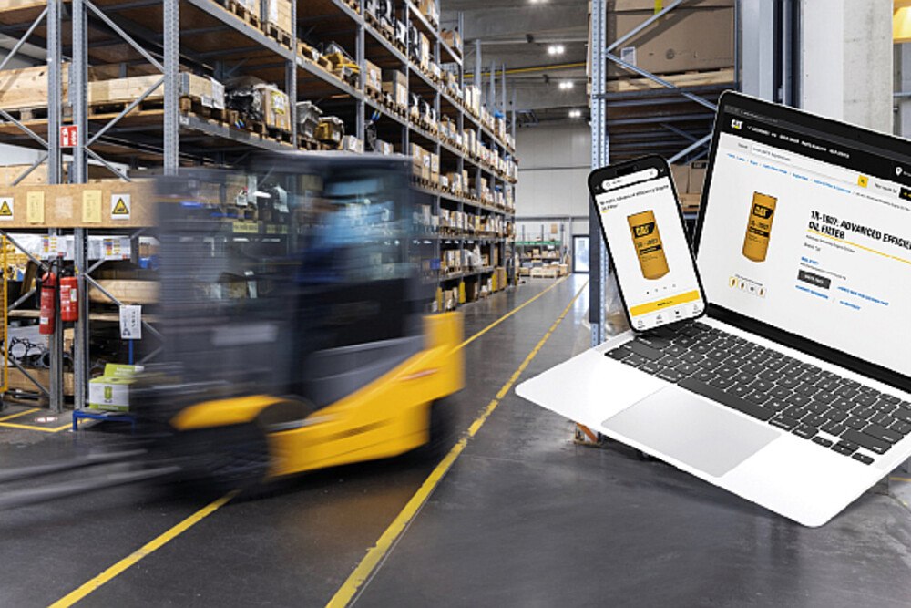 © Zeppelin
Ab sofort neu für die Zeppelin Österreich Kunden - das Online-Bestellportal „Parts.Cat.Com“
Staplerfahrzeug und Laptop