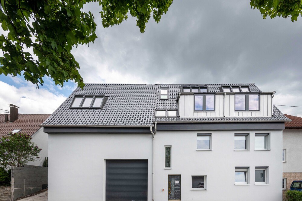 © Velux Deutschland GmbH
Nach dem Umbau des Hauses von Dachdeckermeister Christian Kattler ermöglichen zahlreiche Fenster ein tageslichtdurchflutetes Dachgeschoss mit gesundem Raumklima.
Nach dem Umbau des Hauses von Dachdeckermeister Christian Kattler ermöglichen zahlreiche Fenster ein tageslichtdurchflutetes Dachgeschoss mit gesundem Raumklima.