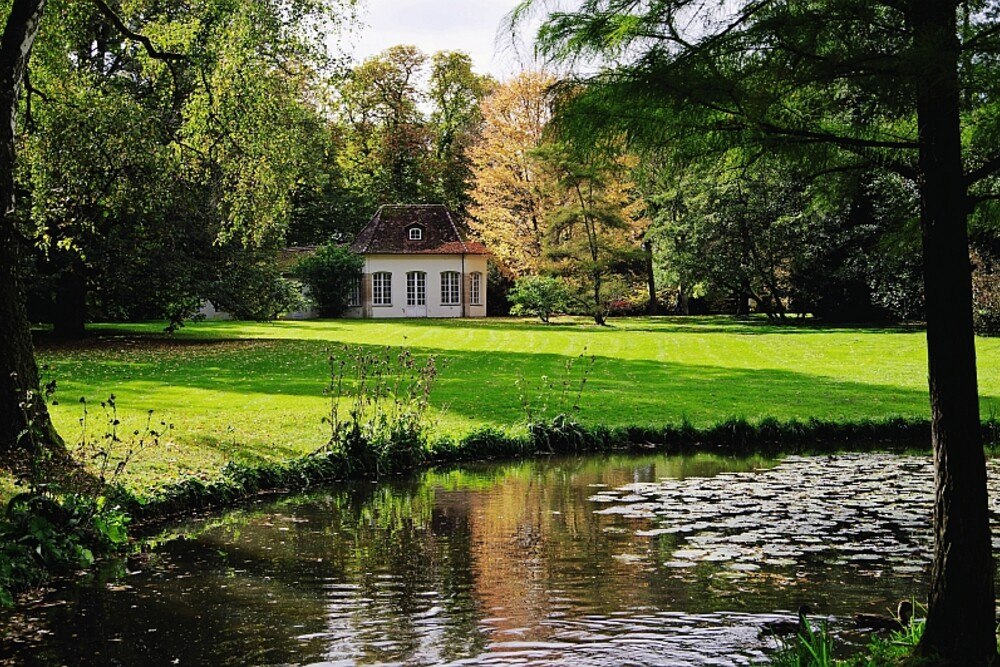 © guenther_schad-alamy_stock_foto
Selbst der allen ökologischen Standards entsprechende Garten rund um ein Einfamilienhaus gilt offiziell zu 100% als „verbrauchte“ Fläche – obwohl nur ein geringer Teil des Grundstücks tatsächlich versiegelt bzw. verbaut ist.
Haus mit Garten und Teich