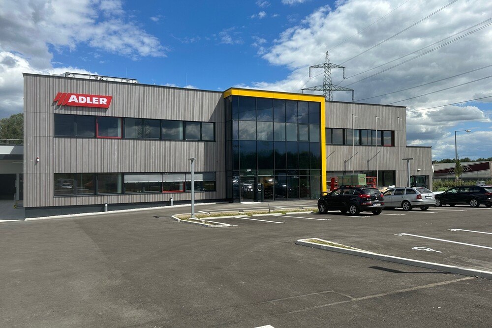 © Adler
Der neue Stützpunkt, verkehrsgünstig nahe dem Autobahnknoten Schwechat gelegen, ist Anlaufstelle für Adler-Kund*innen in ganz Ostösterreich.
Adler Stützpunkt