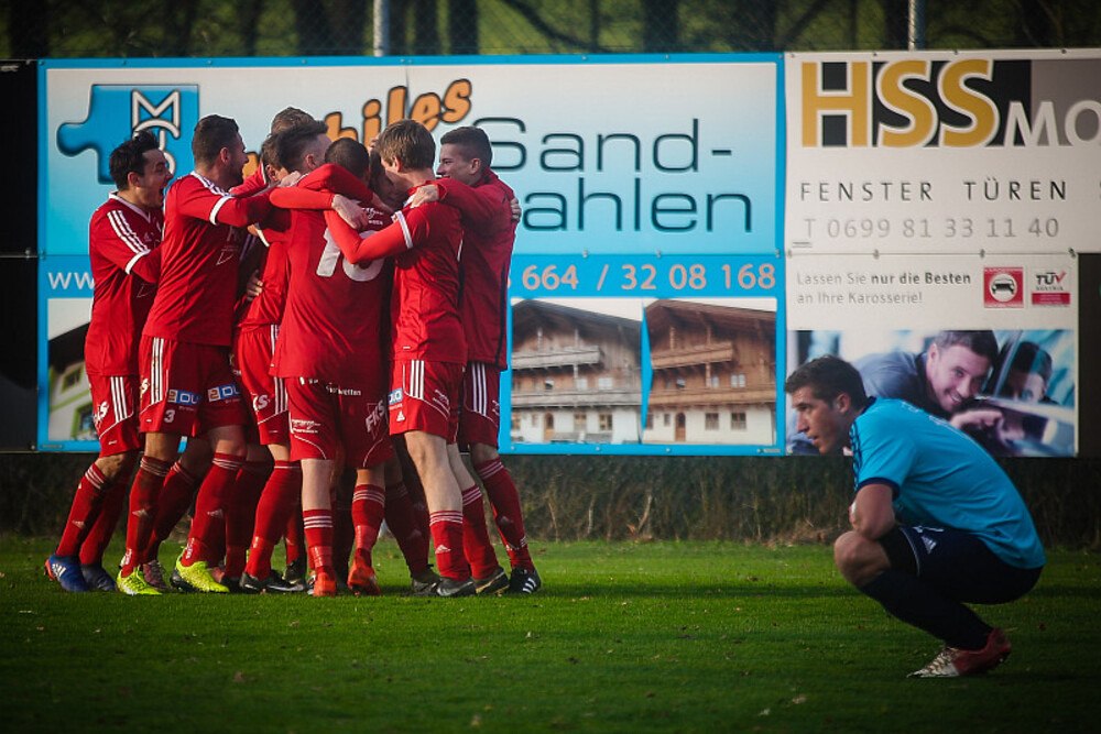 © Daniel Scharinger picturedesk.com.HR.jpg
Ob Tischler, Kfz-Werkstatt, Spengler, Glaser, Maler, Baumeister oder die Pizzeria im Ort: Viele KMU setzen auf Sponsorwerbung lokaler Vereine, wie hier am Sportplatz Mehrnbach im Innviertel.
Fußballer am Feld