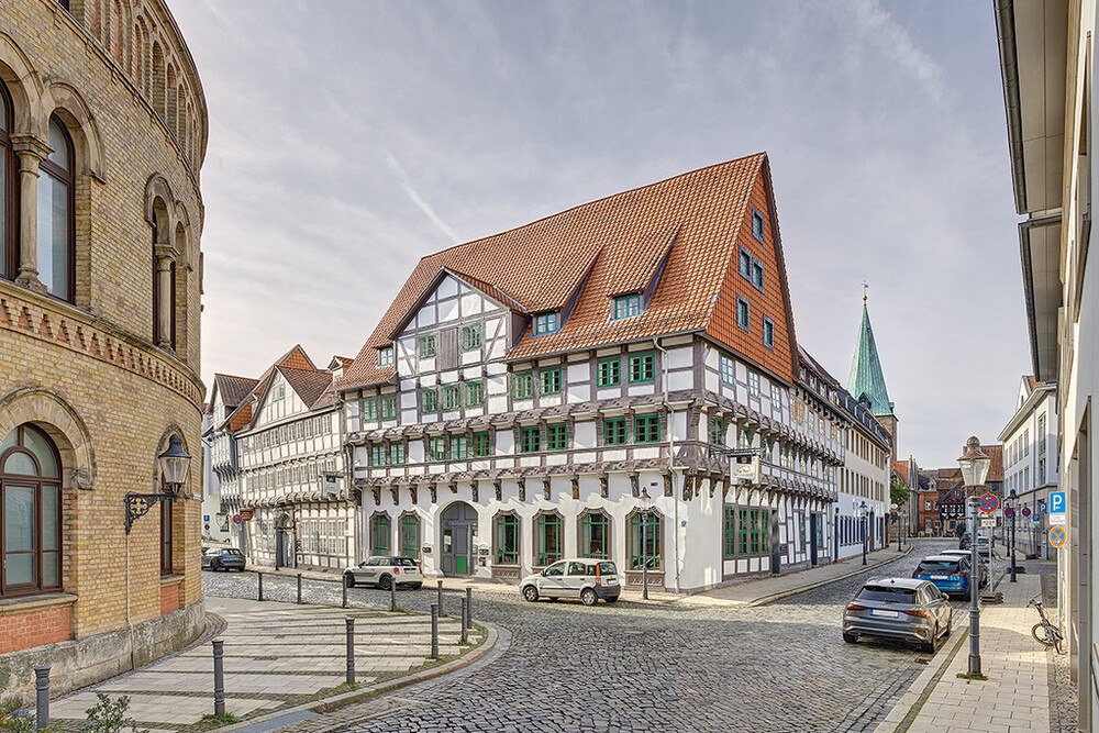 © Caparol Farben Lacke Bautenschutz/Fotodesign Andreas Braun
Ein Schmuckstück in der Braunschweiger Altstadt: Das Hotel Ritter St. Georg. Zusammen mit den Nachbargebäuden bildet es eines der schönsten Ensembles der Stadt. Der Holzständerbau ist auf 1489 datiert.
Das Haverlandt-Haus in Braunschweig