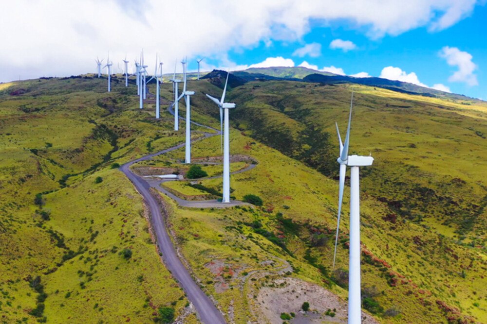 © mohsin majeed iStock / Getty Images Plus Windräder in Berglandschaft