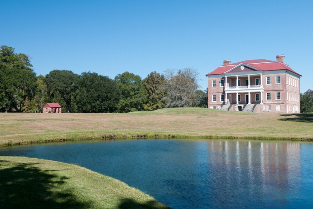 © code6d iStock Getty Images Plus Villa in Garten