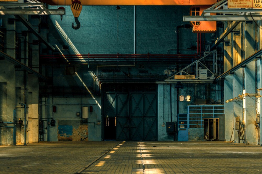 © annavaczi iStock / Getty Images Plus Leere, Dunkle Industriehalle