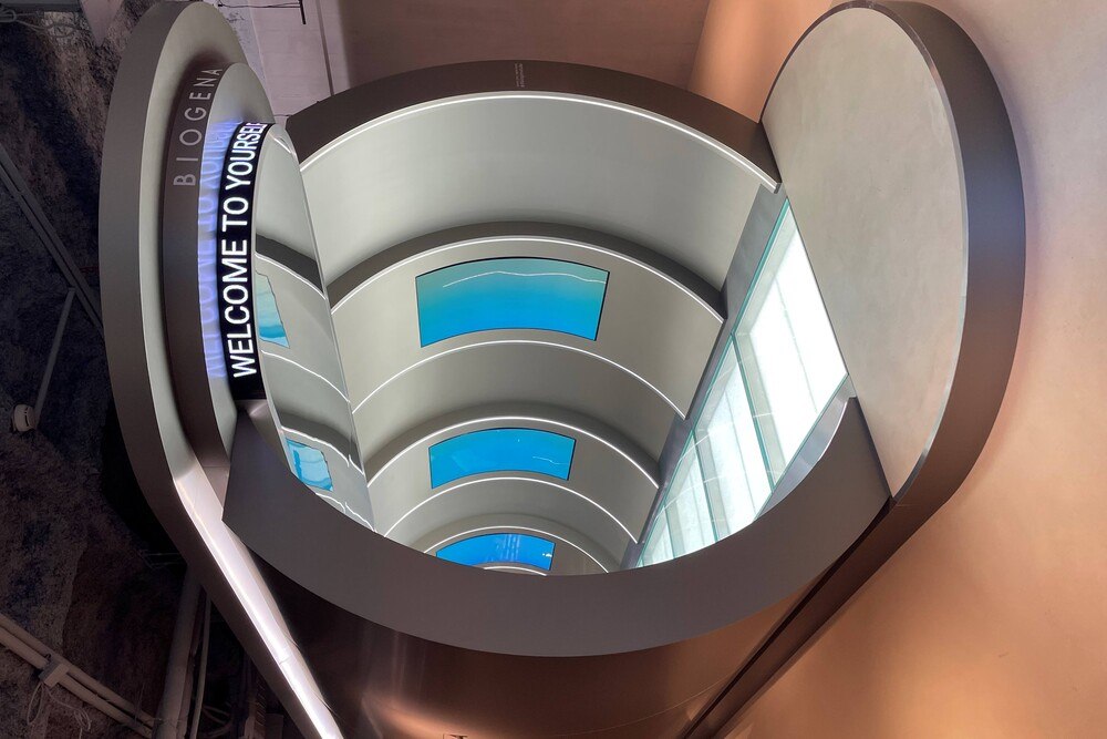 © Lana Yanovska, Tischlerei Roither
Der multisensorische Tunnel ist mit Edelstahl verkleidet und ausgestattet mit Licht, gebogenen Bildschirmen, Spiegeln, Lautsprechern, Nebelmaschinen und Glasflächen. Dieses Projekt verlangte vom Team der Tischlerei Roither eine präzise Fertigungsplanung sowie höchste Handwerkskunst und Genauigkeit.
Biogena Tunnel