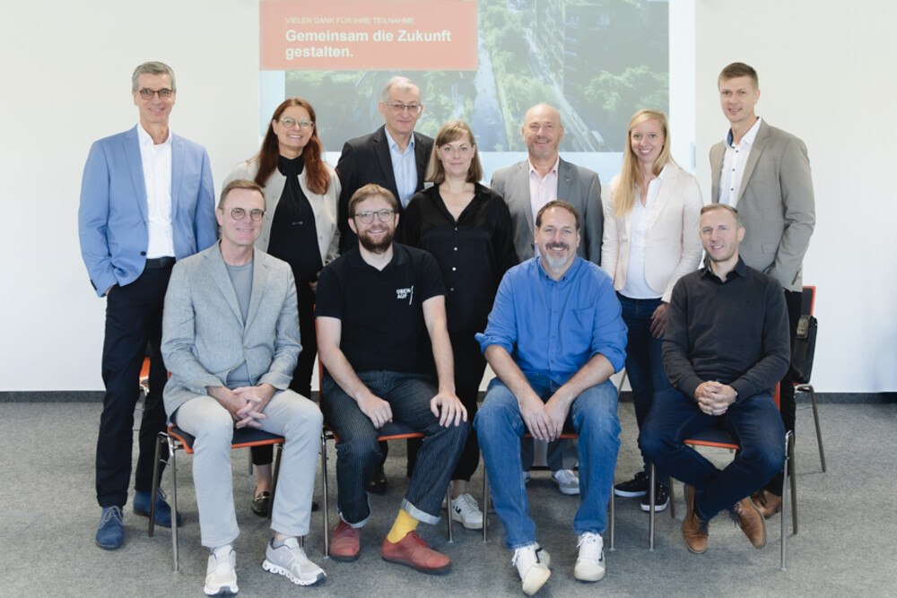 © Agnes Mutschler
Die Expert*innen des Round-Table-Talks zum Thema Null-Grad-Dach. 1. Reihe sitzend von links: Wolfgang Hubner, Jakob Peleska, Gerhard Wögrath, Hans Hafellner; 2. Reihe von links: Holger Krüger, Susanne Formanek, Johannes Koller, Birgit Tegtbauer, Gundula Dyk und Gastgeber Stephan Roithmair.
Die Expert*innen des Round-Table-Talks zum Thema Null-Grad-Dach. 1. Reihe sitzend von links: Wolfgang Hubner, Jakob Peleska, Gerhard Wögrath, Hans Hafellner; 2. Reihe von links: Holger Krüger, Susanne Formanek, Johannes Koller, Birgit Tegtbauer, Gundula Dyk und Gastgeber Stephan Roithmair.