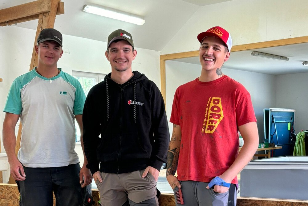 © Peter Amann
Lernen vom Experten: Das Flachdach-Team trainiert mit dem Weltmeister von 2022 (v. l.): Teilnehmer Bernhard Breuer, Weltmeister Patrick Jäger-Nemec und Teilnehmer Jakob Waldner.
Das Flachdach-Team trainiert mit dem Weltmeister von 2022 (v. l.): Teilnehmer Bernhard Breuer, Weltmeister Patrick Jäger-Nemec und Teilnehmer Jakob Waldner.