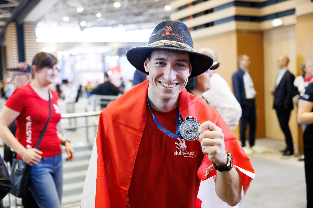 © SkillsAustria/Wieser/Slovencik
Im Rahmen der Berufspräsentation "Showcase Skills" der Spengler holte der Steirer Daniel Gaier die Silbermedaille für Österreich.
Im Rahmen der Berufspräsentation "Showcase Skills" der Spengler holte der Steirer Daniel Gaier die Silbermedaille für Österreich.