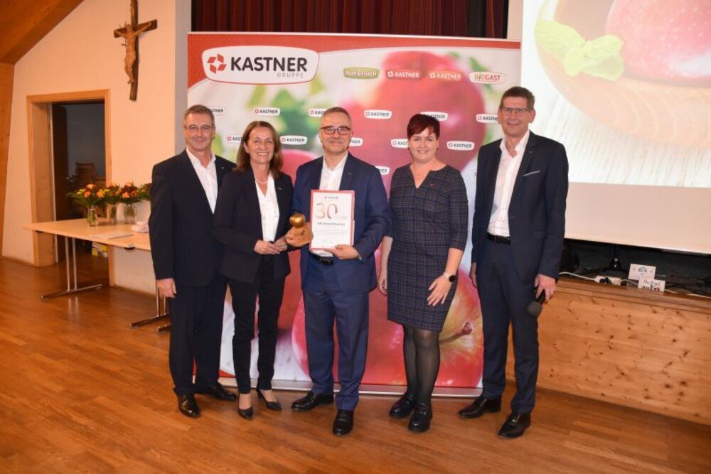 © KASTNER
Im Bild v.l.n.r. Mag. Herwig Gruber (Geschäftsführer KASTNER Gruppe), Anne Blauensteiner MA CMC (Bezirksstellenobfrau der Wirtschaftskammer Zwettl), KR Christof Kastner (geschäftsführender Gesellschafter KASTNER Gruppe, 30-jähriges Jubiläum), Doris Widhalm (Kammerrätin der Arbeiterkammer Zwettl) und Andreas Blauensteiner MBA (Geschäftsführer KASTNER Gruppe).
vier Mitarbeiter von KASTNER mit dem Gewinner in der Mitte