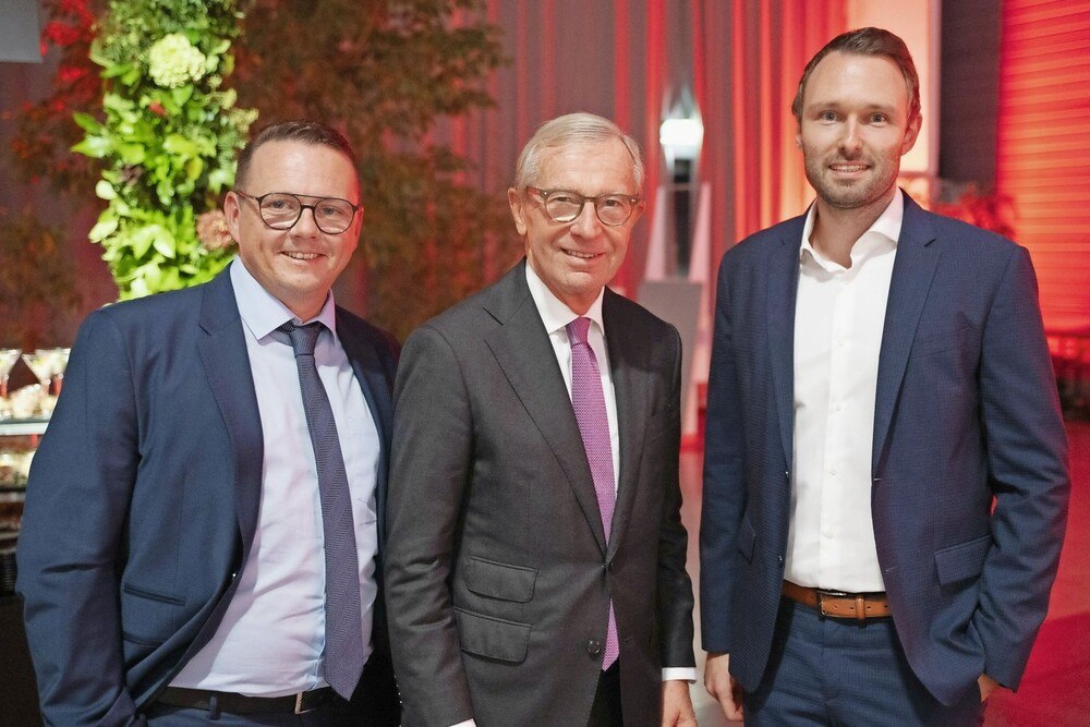 © Florian Pröll / Ness Rubey Klaus Mantl (li.), Landeshauptmann Haslauer und Lorenz Wedl bei der 120-Jahr-Feier im Amadeus Terminal Salzburg.