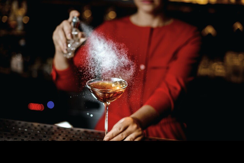 © iStock / Getty Images Plus / MaximFesenko Bar Symbolfoto Bartenderin