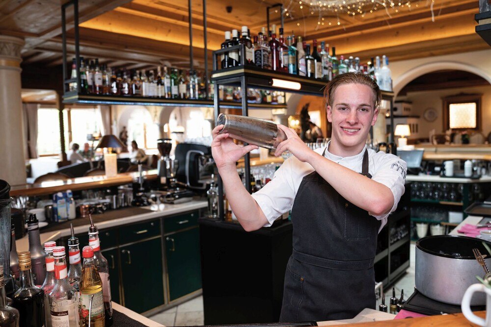 © P8 Marketing Carlo Wassermann, Lehrling im Hotel Central Nauders, wechselte für einige Wochen in die pulsierende Welt der Cocktailbars.