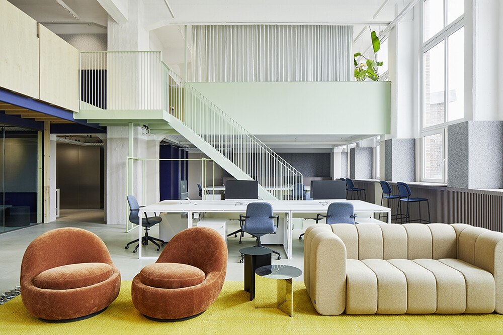 © Noshe
In den sozialen Bereichen werden hauptsächlich helle Farben verwendet, im allgemeinen Atelierraum ist die Farbpalette wiederum sehr reduziert und nicht mit visuellem Lärm gefüllt. Vor den Fenstern befinden sich zusätzliche einladende Sitzbereiche.
Gesamtraum Relaxound