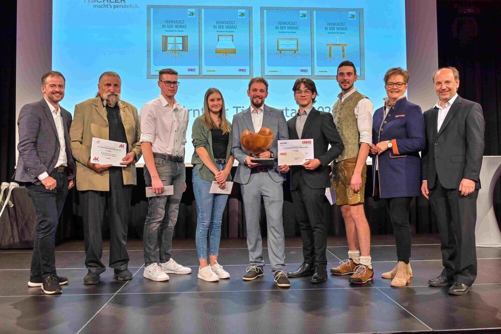 © PBS Media
Der Lehrabschluss-Designpreis wird jährlich verliehen: "Er ist sowohl Anerkennung für die jungen Talente, als auch ein klares Zeichen für die Zukunftsfähigkeit und Innovationskraft des Tischlerhandwerks in Kärnten", sagt LIM Peter Preinig (rechts im Bild).
Tischlertag Kärnten