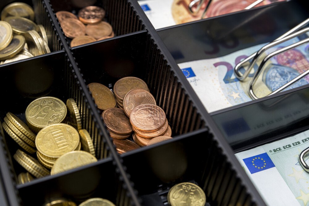 © Evgeni Schemberger iStock / Getty Images Plus Geld sortiert in Kassa