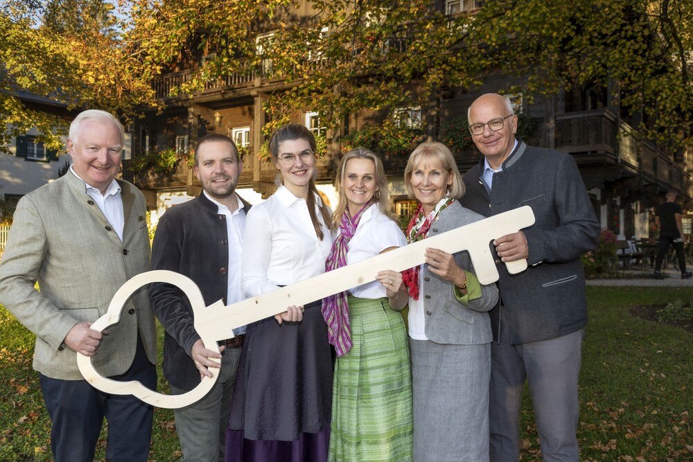 © Andreas Kolarik „Schlüsselübergabe“ in der Gersberg Alm (v.l.) Florian Kreibich, Johannes und Marion Hausberger, Elisabeth Kreibich, Regina und Robert Winkler.