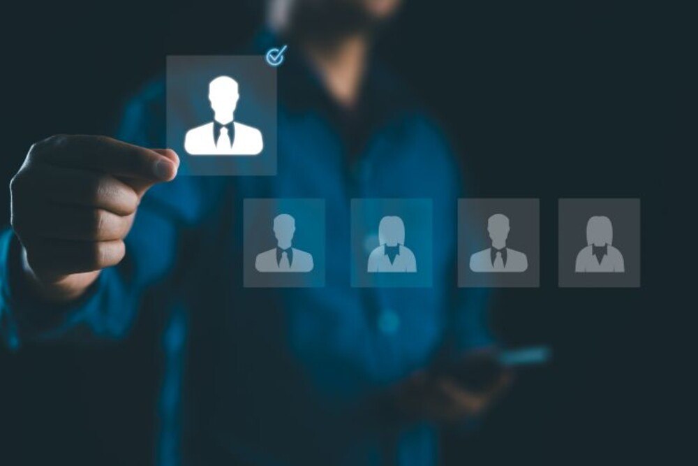 © saifulasmee chede iStock Getty Images Plus gezeichnete Bilder von Köpfen, wobei einer ausgewählt wird