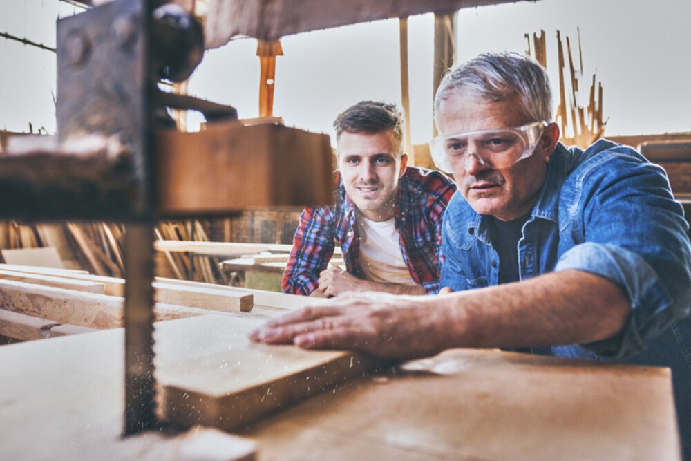 © Aleksandar Karanov iStock Getty Images Plus älterer und jüngerer Tischler bei der Arbeit