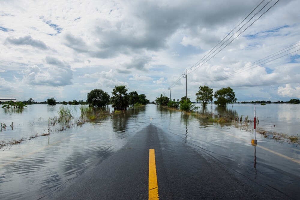 © Weeraa iStock / Getty Images Plus Straße führt ins Wasser - Überschwemmung
