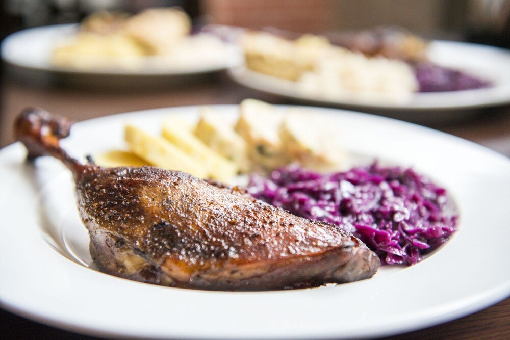 © iStock / Getty Images Plus / RadimUrban Martinigans Gansl Gänsebraten