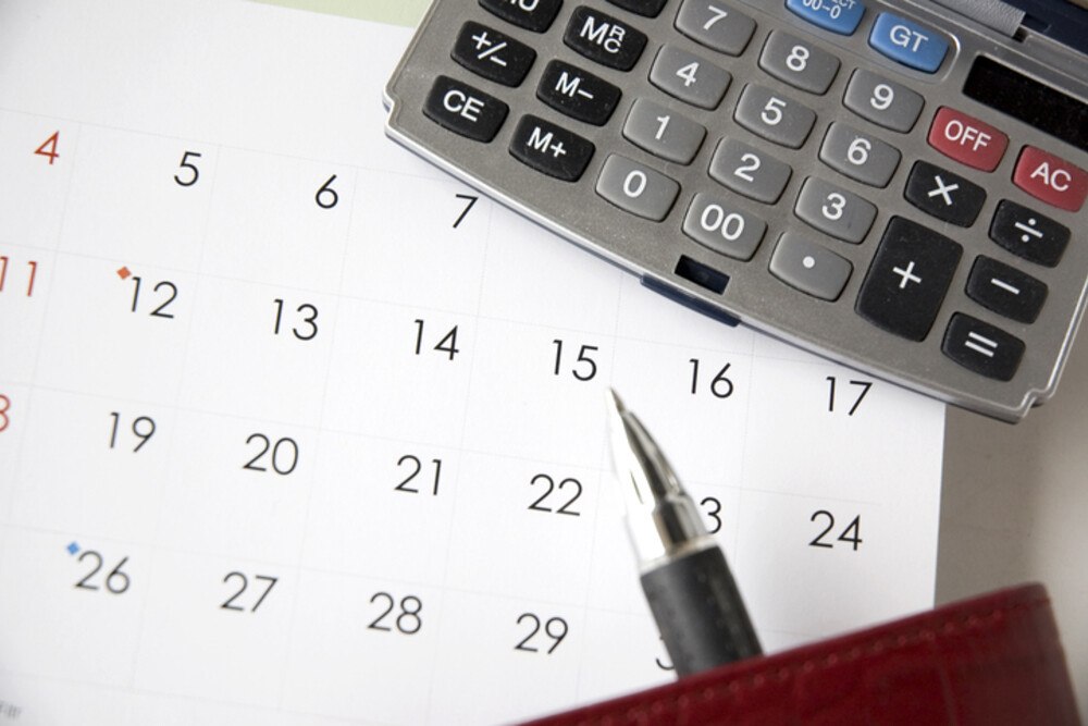 © daniaphoto iStock / Getty Images Plus Kalender und Taschenrechner