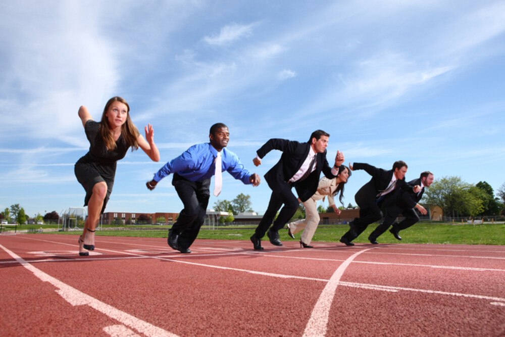 © viafilms iStock / Getty Images Plus Business Personen-Rennen auf der Rennstrecke