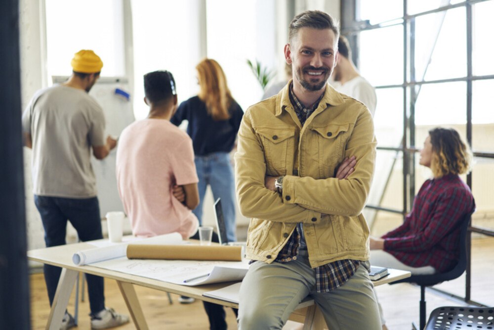 © GaudiLab iStock Getty Images Plus Mann in einer Schulklasse