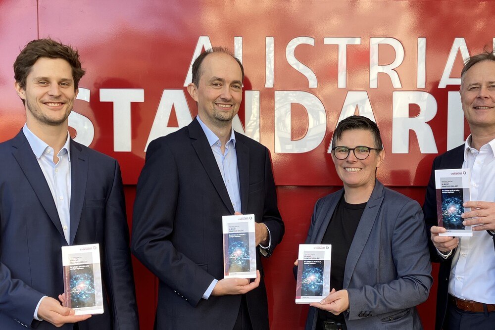 © Austrian Standards
(v.l.n.r.): Die Autoren Fabian Herbst und Stefan Panic sowie Gerti Reznicek und Erich Zeisl vom Verlag von Austrian Standards.
KI-Recht verständlich erklärt