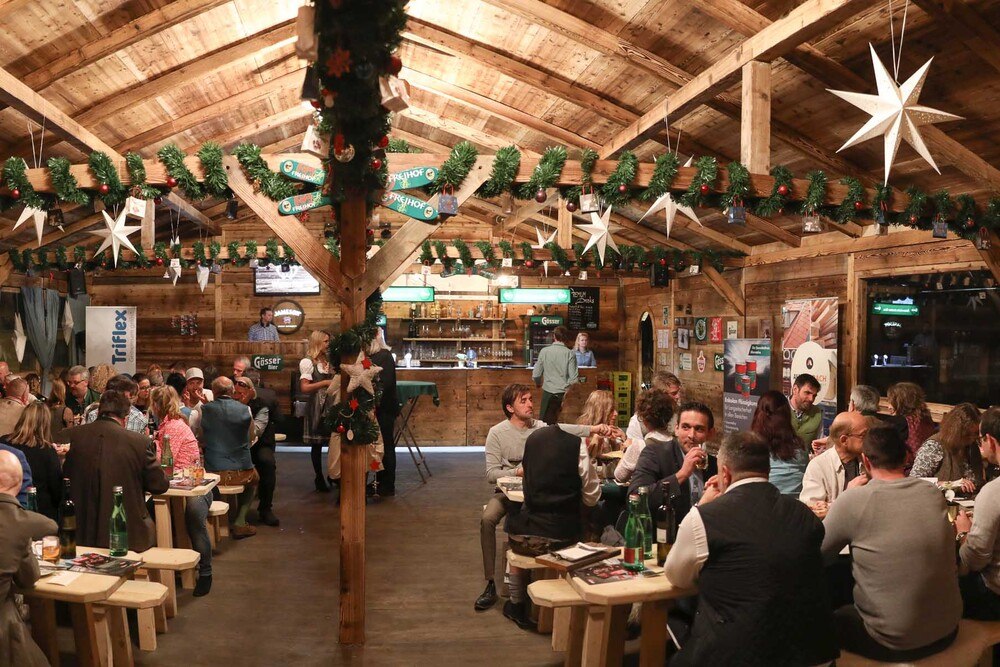 © Katharina Schiffl
Der Verein zur Förderung des Dachhandwerks in Österreich veranstaltet 2025 das österreichische Jahresfest der Dachdecker, Glaser und Spengler unter dem Motto Hüttengaudi.
Der Verein zur Förderung des Dachhandwerks in Österreich veranstaltet 2025 das österreichische Jahresfest der Dachdecker, Glaser und Spengler unter dem Motto Hüttengaudi.