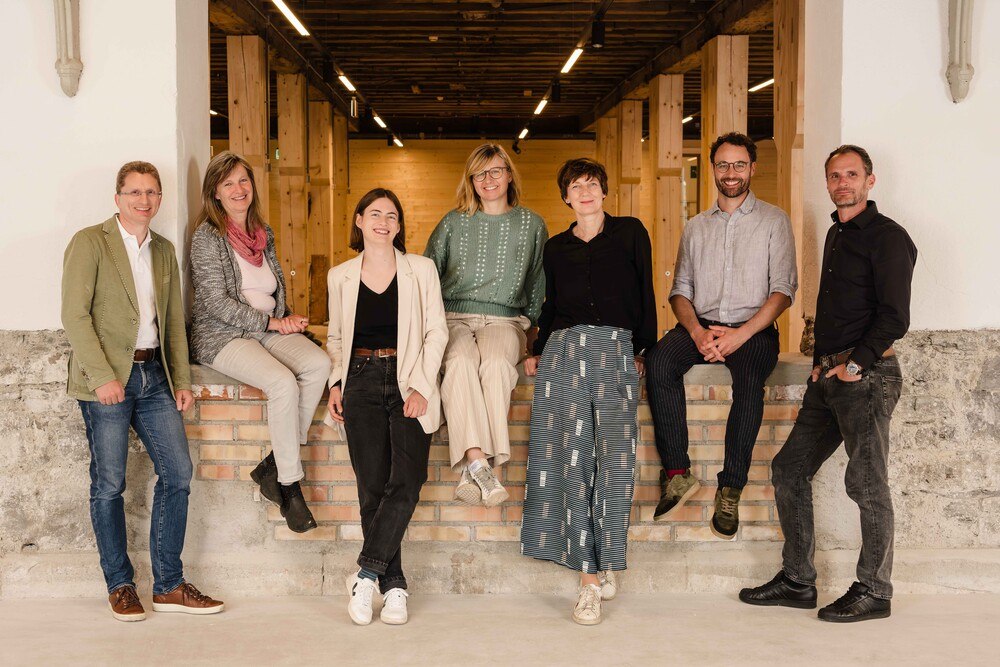 © Weissenseer
Die Veranstalter*innen der Renowave.at Impact Days 2024 (v. l.): Werner Balika (Innovation Salzburg), Inge Strassl (SIR), Sarah Fuchs (Renowave.at), Ulla Unzeitig (Renowave.at), Iris Kaltenegger (Renowave.studio), Patrick Lüftenegger (SIR), Gunther Graupner (ZAB Zukunftsagentur Bau).
Die Veranstalter*innen der Renowave.at Impact Days 2024 (v. l.): Werner Balika (Innovation Salzburg), Inge Strassl (SIR), Sarah Fuchs (Renowave.at), Ulla Unzeitig (Renowave.at), Iris Kaltenegger (Renowave.studio), Patrick Lüftenegger (SIR), Gunther Graupner (ZAB Zukunftsagentur Bau).