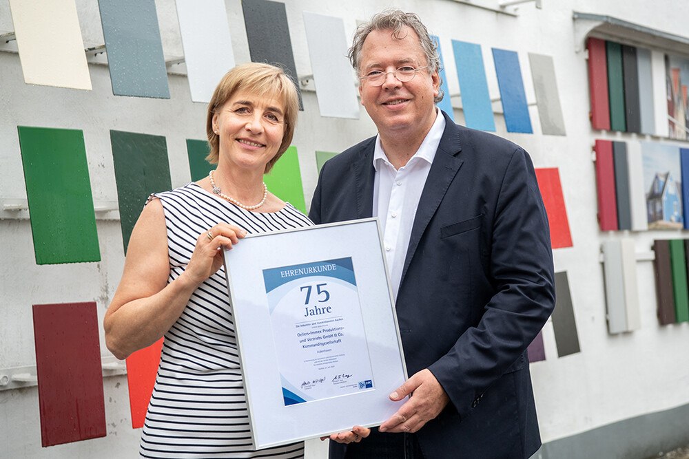 © Heike Lachmann
Familienunternehmen in zweiten Generation: Heide und Paul Oellers von der gleichnamigen Farbenfabrik freuen sich über 75 erfolgreiche Jahre im Dienste der Kundenzufriedenheit.
Heide und Paul Oellers