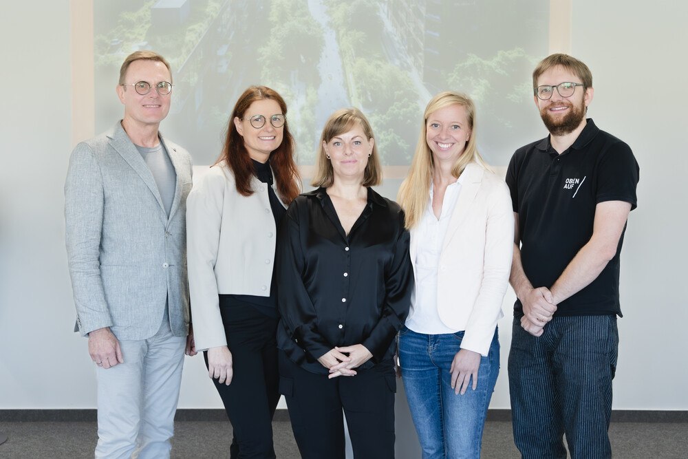 © Agnes Mutschler
Dach Wand Chefredakteurin Birgit Tegtbauer (Mitte) diskutierte mit Expert*innen über den Nutzen und die Risiken von Null-Grad-Dächern (von links): Wolfgang Hubner, Susanne Formanek, Gundula Dyk, Jakob Peleska.
Dach Wand Chefredakteurin Birgit Tegtbauer (Mitte) diskutierte mit Expert*innen über den Nutzen und die Risiken von Null-Grad-Dächern (von links): Wolfgang Hubner, Susanne Formanek, Gundula Dyk, Jakob Peleska.