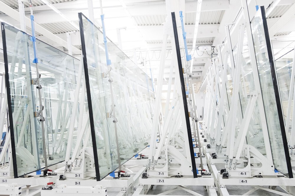 © HG Esch
Auf der neuen Isolierglas-Anlage fertigt Sedak Isoliergläser in Formaten bis sechs Meter in "sedak tempered+" Qualität.
Auf der neuen Isolierglas-Anlage fertigt Sedak Isoliergläser in Formaten bis sechs Meter in "sedak tempered+" Qualität.