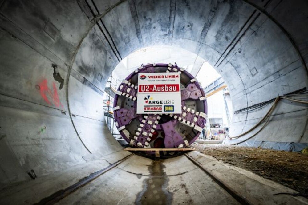 © Tobias Holzer
Tunnelvortriebsmaschine Debohra im Einsatz beim Wiener U-Bahn-Ausbau.
Tunnelvortriebsmaschine "Debohra" im Einsatz in Wien.