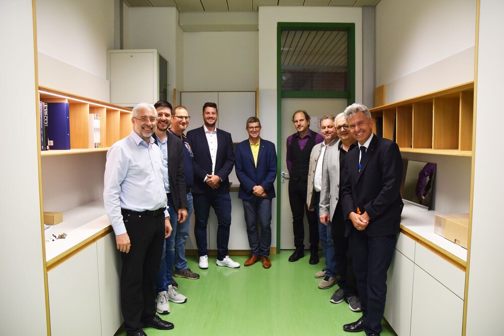 © Ortweinschule Graz
Die Neugestaltung des Besprechungsraumes wurde von Schüler*innen der Meisterklasse geplant und umgesetzt. Die Vertreter der Schule und der Sponsoren – denen ein besonderer Dank gebührt – freuen sich über das Ergebnis. Im Bild: Bernhard Torschitz, Christian Lederhaas, Gerhard Riedler (Schachermayer), Dominik Amon und Christian Demmelbauer (FunderMax), Abteilungsvorstand Martin Hörl, Herbert Kuhnert (Weyland-Stahl plus Holz), Leiter Meisterschule Erich Zotter, Direktor Manfred Kniepeiss (v.l.)
Ortweinschule Graz