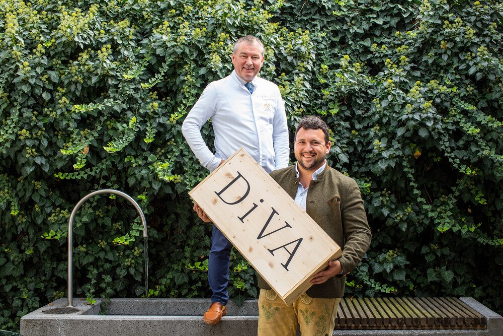 © Mörwald Holding GmbH zwei Personen halten das DiVA Schild