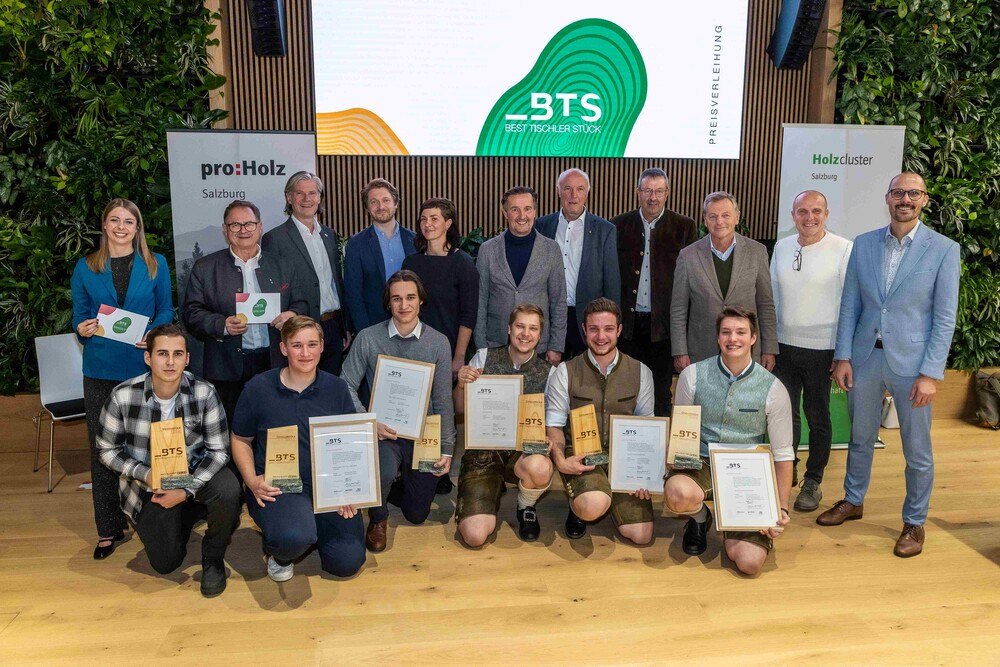 © Foto Neumayr/Chris Hofer
Große Freude bei der Preisverleihung (vlnr. hinten): Moderatorin Katharina Springl, Rudolf Rosenstatter, Johannes Eckinger, Martin Prossinger, Anna Maislinger, Landesrat Martin Zauner, Herbert Sigl, Rupert Thurner, LAbg. Hans Scharfetter, Fritz Schwab, Matthias Jessner. Die Preisträger (vlnr. vorne): Christoph Wörndl, Wendelin Obernhofer, Jan Gölzner, Josef Brennsteiner, Johannes Kendlbacher, Julian van der Smagt.
Salzburger Tischlerpreis