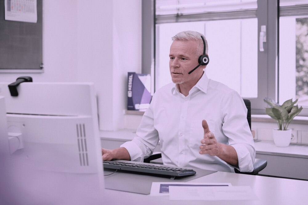 © Kessel
Andreas Molitor, Leiter Kundenentwicklung bei KESSEL, präsentiert bei der KWHT 2024 in fünf Fachvorträgen praxisorientiertes Wissen für den Bereich Entwässerungslösungen.
ein Mann am PC mit Headset