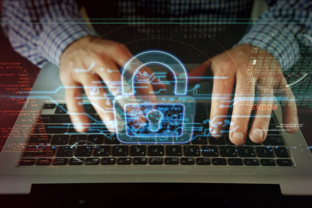 © Arkadiusz Warguła iStock / Getty Images Plus Cybersecurity Symbol und Hände auf Tastatur