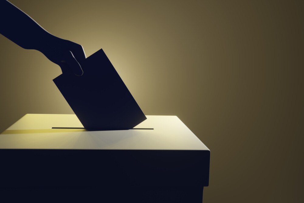 © iStock / Getty Images Plus / Dragon Claws
Steiermark: Am 24. November wird der Landtag gewählt.
Hand wirft Wahlzettel in Wahlurne.