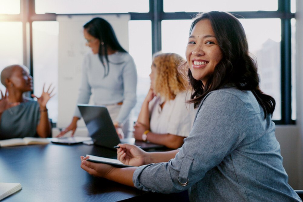 © iStock / Getty Images Plus / 	Jacob Wackerhausen
Großer Aufholbedarf: Ausgewogenes Geschlechterverhältnis in der Führungsebene ist nicht in Sicht
 Diversität am Arbeitsplatz: Vier Frauen sitzen in einer Besprechung