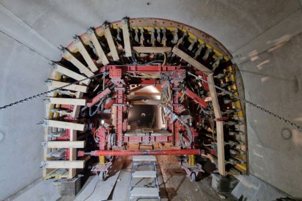 © Alkus
Projekt „H10 – Tunnel de la Clusette“; Infrastrukturprojekte helfen den Beton- und Schalungsbauern durch die Krise.
Projekt „H10 – Tunnel de la Clusette“; Infrastrukturprojekte helfen den Beton- und Schalungsbauern durch die Krise.