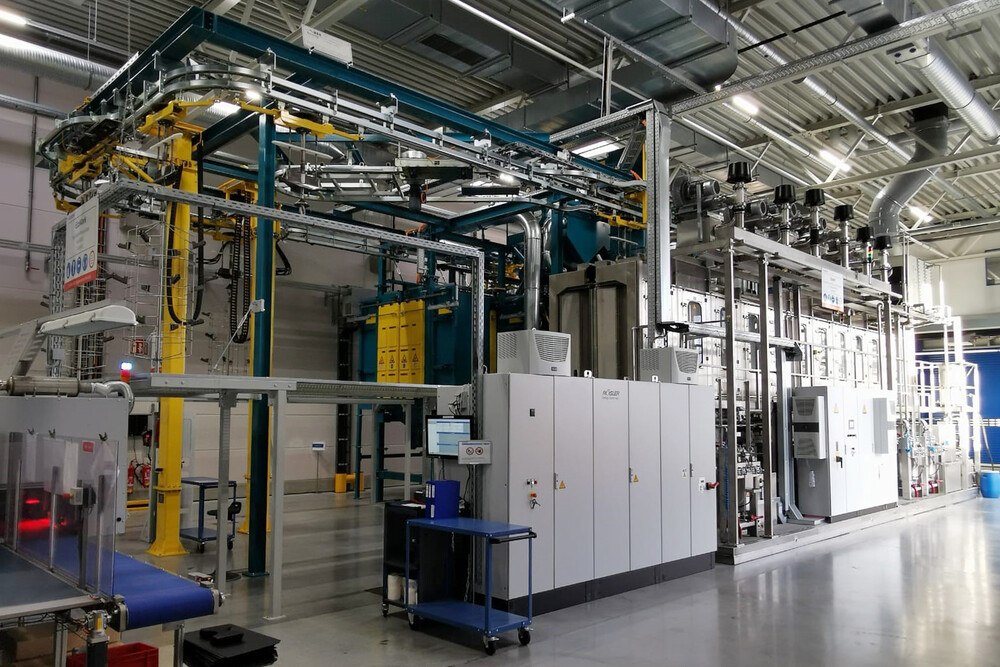 © Rösler Oberflächentechnik
Die Hängebahn-Durchlaufstrahlanlage RHBD 13/18-So bietet eine Gesamtlösung für verzugsarmes Strahlen von Gehäuseteilen für Steuergeräte in der Automobilindustrie.
Hängebahn-Durchlaufstrahlanlage RHBD 13/18