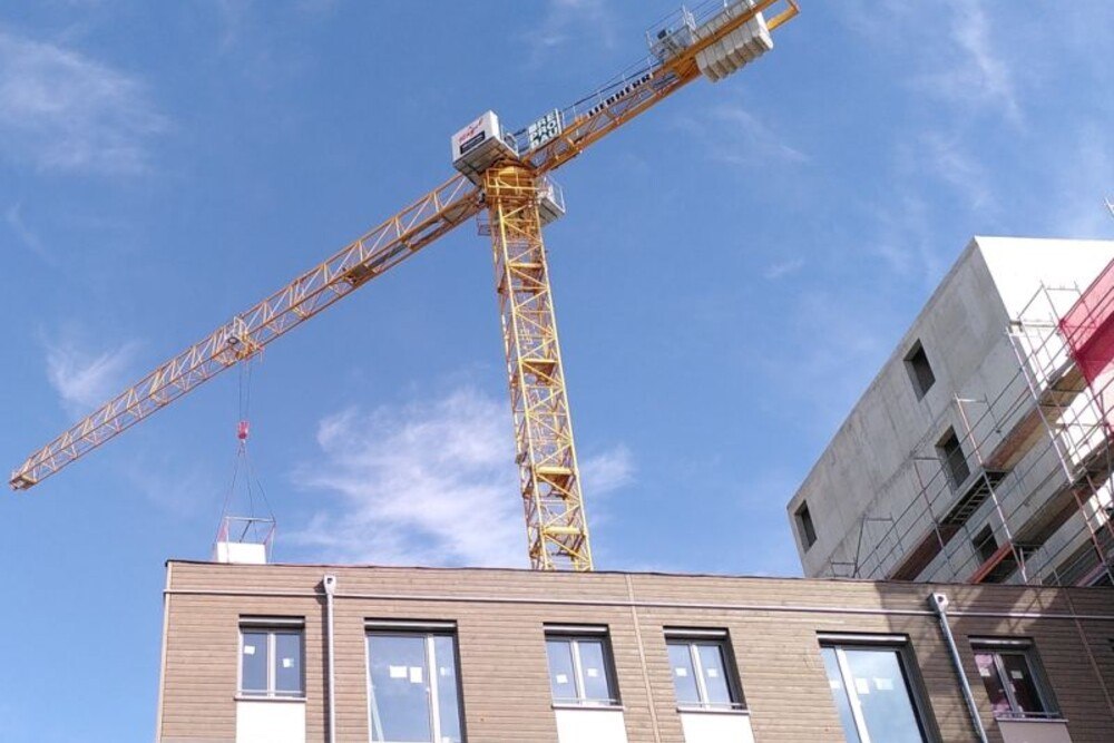 © IHBP Kongress ein Kran über einer Baustelle und einem Haus