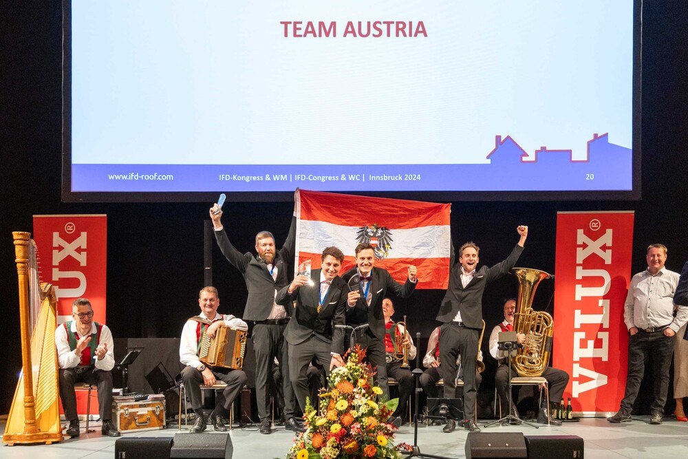 Österreichs Flachdachtechniker und Dachdecker haben bei der IFD-Weltmeisterschaft Junger Dachdecker 2024 zwei Mal Gold geholt! Im Bild das Team Steildach bei der Siegerehrung.