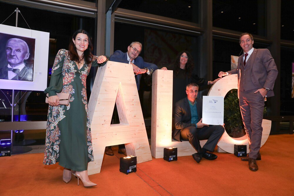 © Kröswang
Frischelieferant Kröswang belegte österreichweit den 7. Platz bei Austria’s Leading Companies (ALC) und im Oberösterreich-Ranking sogar den 2. Platz.
Gruppenfoto bei der Preisverleihung