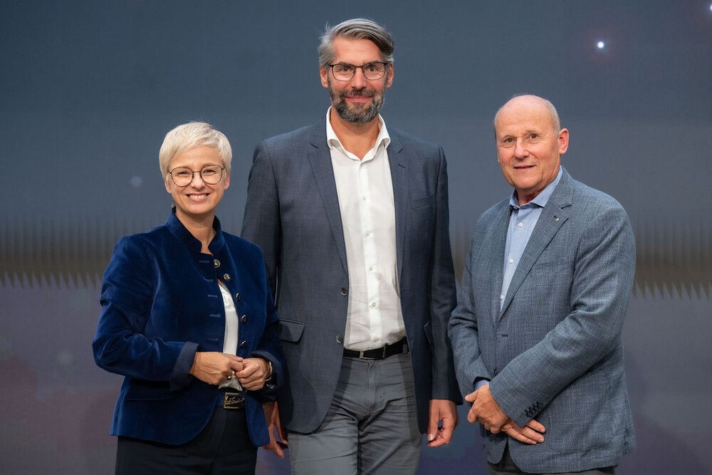 WKOÖ-Präsidentin Doris Hummer, der neue Landesinnungsmeister Jürgen Innocente und der scheidende Innungsmeister Othmar Berner.