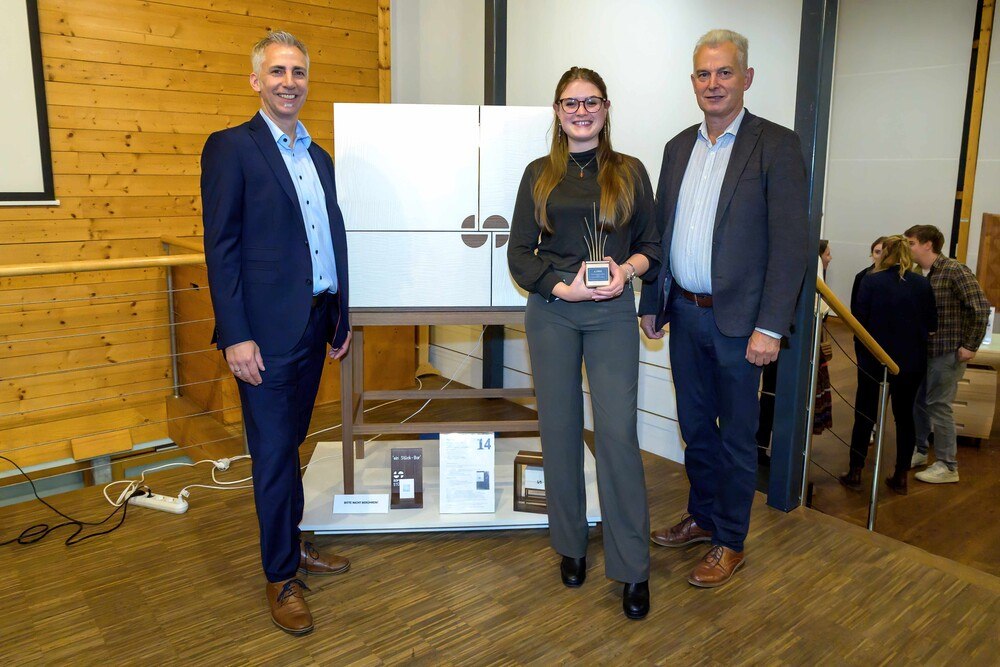 © Helmut Laufenböck
Platz zwei für Sophie Stückler aus Kärnten und „Ein Stück Bar“, im Bild mit Robert Schlosser von Leitz (l.) und BIM Gerhard Spitzbart.
Sophie Stückler
